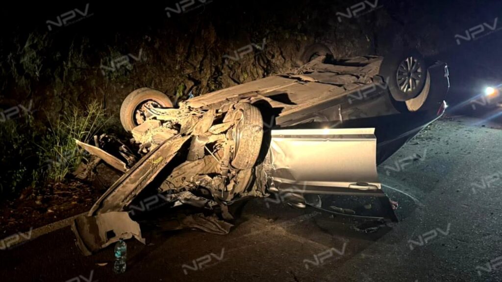 Accidente en Boca de Tomatlán deja dos heridos tras volcadura