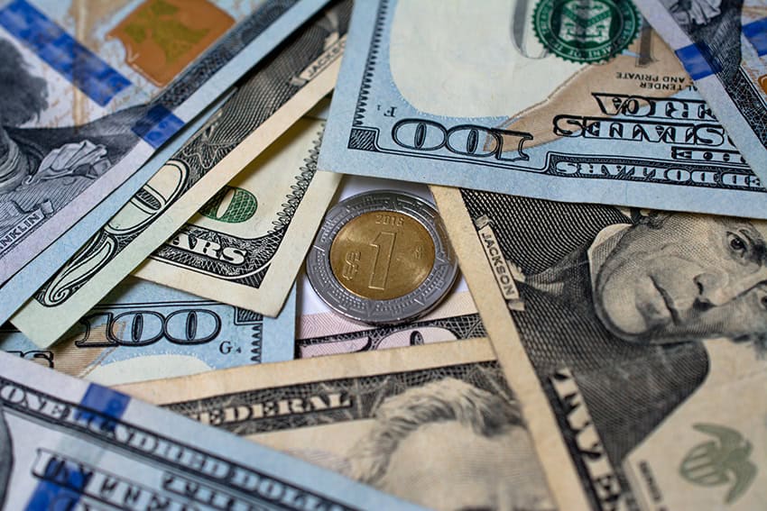 El peso se hunde por debajo de 17.5 frente al dólar, su mejor marca desde 2024.