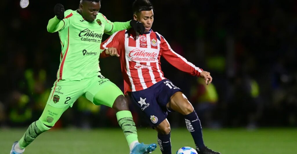 Gol agónico le da a Chivas una victoria clave para mantenerse en la cima de la Liga MX