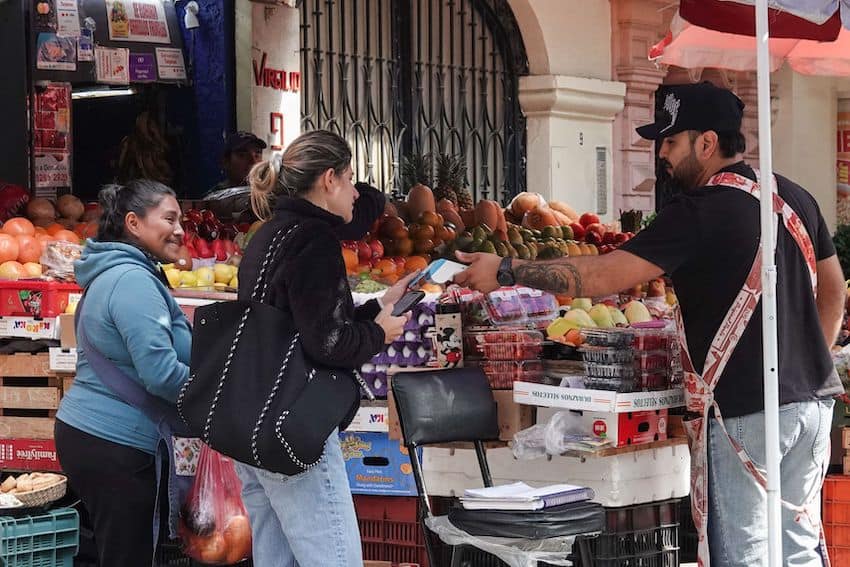 La economía creció un 2.3% en diciembre, señalando un aumento anual por debajo del 1%