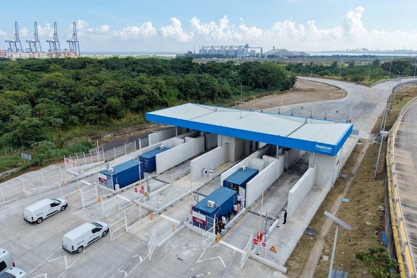 Las exportaciones de México alcanzan un récord en 2025, generando el primer superávit comercial en 4 años.