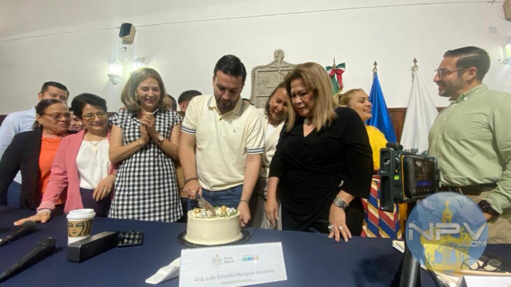 Los ediles conmemoran el cumpleaños del alcalde en la sesión ordinaria