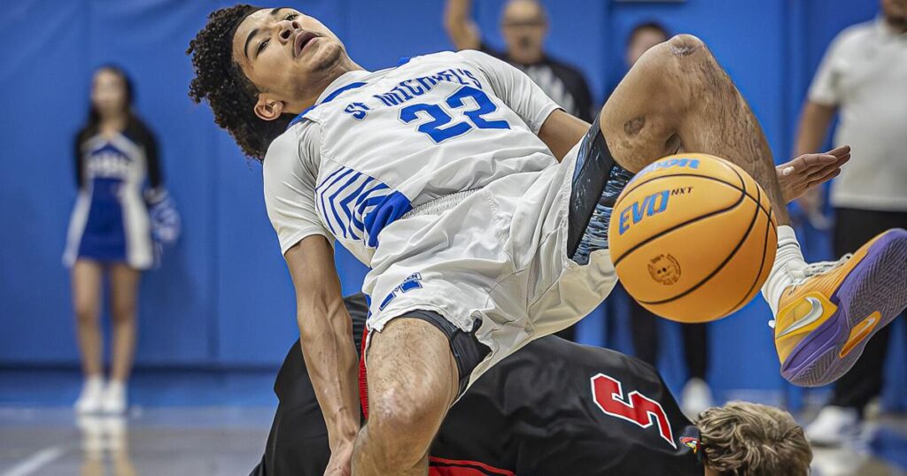 Los jinetes dominan al campeón defensor de la estatal, Robertson, con un contundente 64-36.