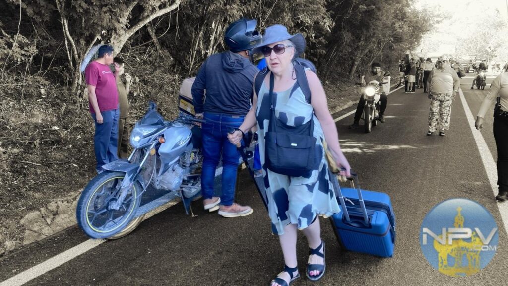 Turistas impactados por el cierre de la carretera 200