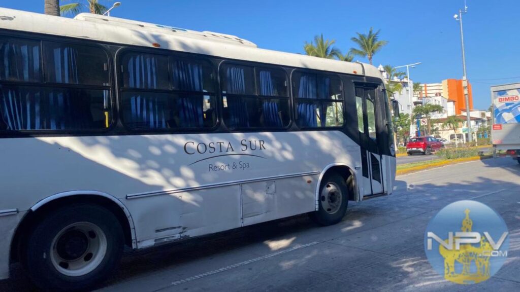 Conductor de transporte de personal en Puerto Vallarta es denunciado por usar el celular e invadir la ciclovía