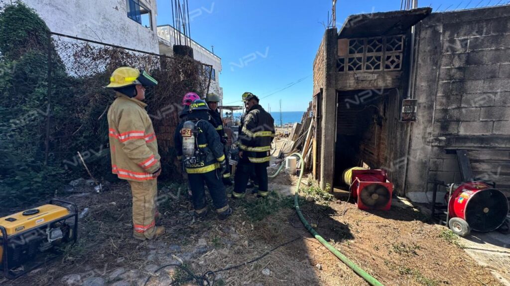 Incendio consume una vivienda en la colonia 5 de Diciembre