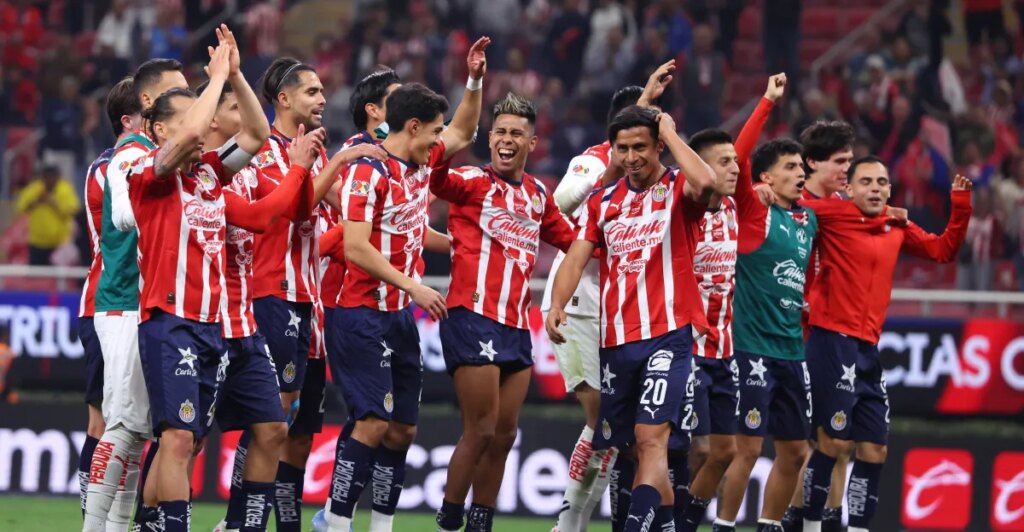 Las Chivas ganan el Superclásico contra el América y se afianzan en la cima de la Liga MX.