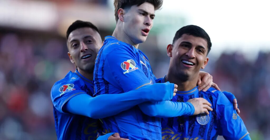 Las Chivas se mantienen en la cima de la Liga MX tras vencer al Atlético de San Luis.
