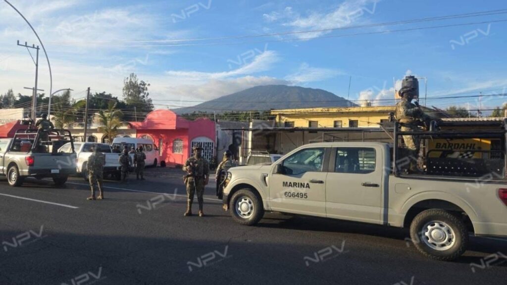 Marinos resguardan combustible en una bodega de Ahuacatlán