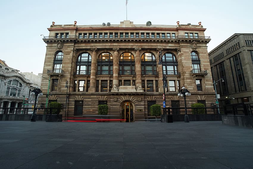 Desafiando expectativas, el banco central reduce la tasa de interés a pesar de la presión inflacionaria.