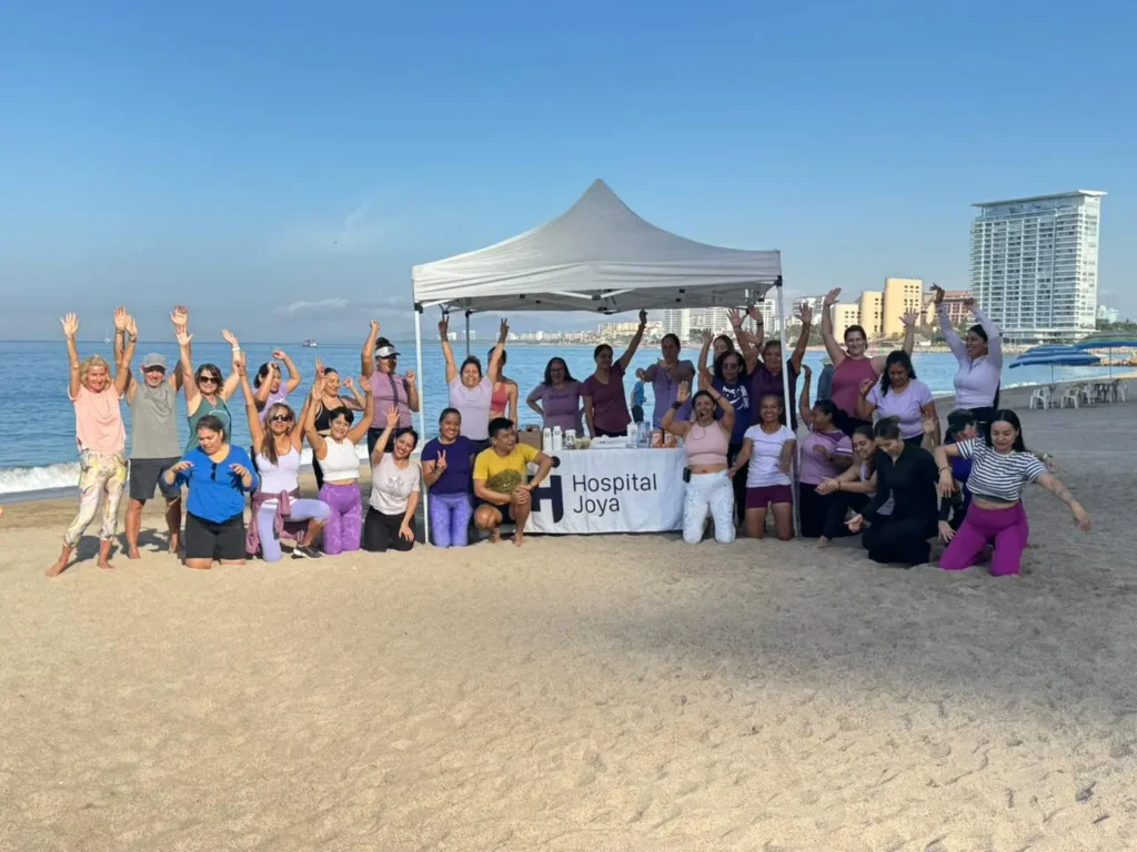El Hospital Joya Marina celebra el Día Internacional de la Mujer con una clase de yoga junto al mar