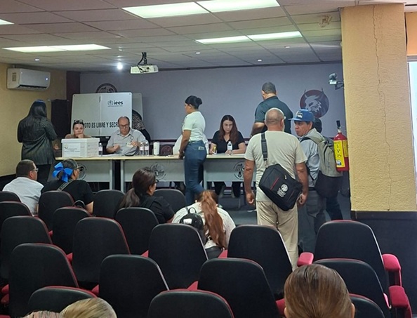 Empleados de la UAdeO se oponen a la anulación de elecciones y llevan a cabo una votación sindical en Mazatlán con la presencia de un notario.
