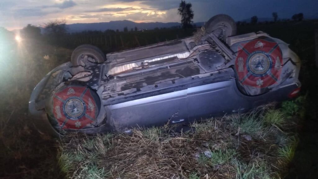Encuentran coche volcado y deserted en Magdalena