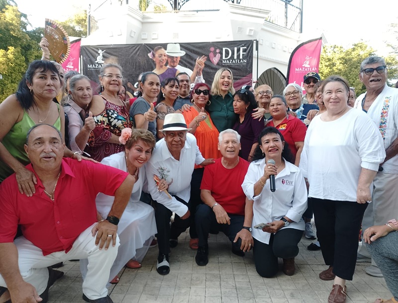 Estrella Palacios deslumbra en el danzón y contagia de alegría a la Plazuela Zaragoza