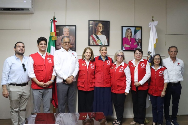 Estrella Palacios renueva su apoyo a la Cruz Roja en Mazatlán