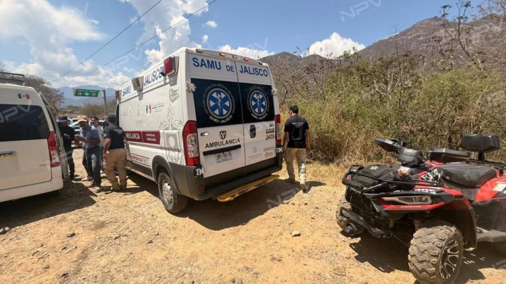 Policías estatales ayudan a una peregrina herida en la Cruz de Romero
