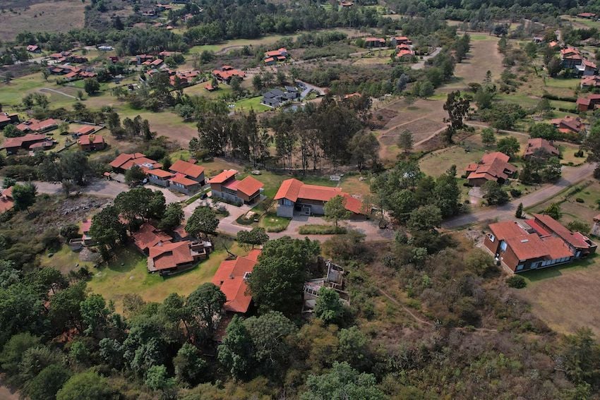 Sin cintas ni guardias: ¿Cómo lograron los reporteros entrar a la casa de El Mencho tras la operación militar?