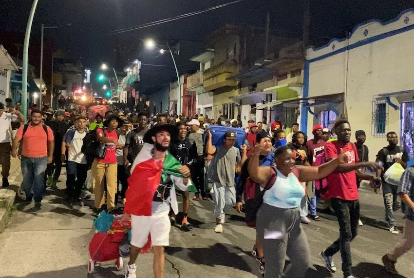 Una nueva caravana migrante parte de Chiapas hacia Ciudad de México en busca de visas para trabajar en México