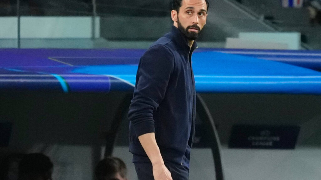 Arbeloa se vuelve a volver viral con la chaqueta que llevó en el partido contra el Bayern: su precio es de 2,200 euros.
