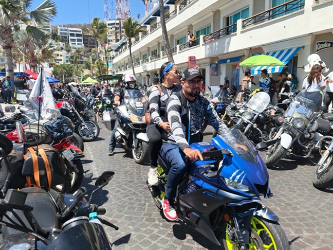 Atrae a Miles de Motociclistas con Olas Altas