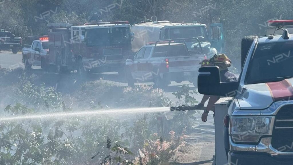 Bomberos extinguen fuego en la carretera Viejo a Valle