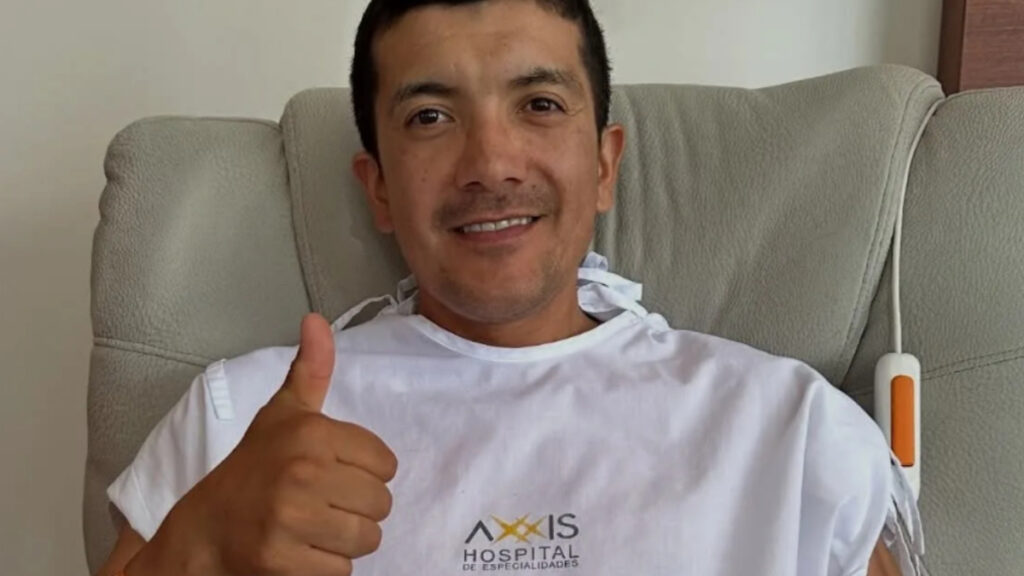 Carapaz, a un mes del Giro, se somete a cirugía por 'sorpresa': "No estaba en el plan"