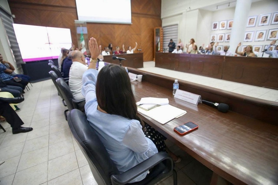 El Cabildo de Mazatlán rinde homenaje e inscribe a tres maestros destacados en el Monumento al Mérito Docente