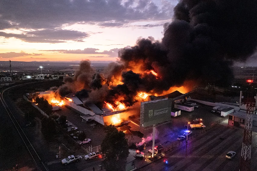 El gobierno responsabiliza a los agricultores de frijol que protestan por el incendio que devastó el suministro de alimentos para el bienestar en Zacatecas.