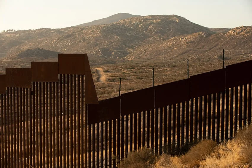 La construcción del muro fronterizo en EE. UU. daña la sagrada Colina Cuchumá en la frontera México–Estados Unidos.