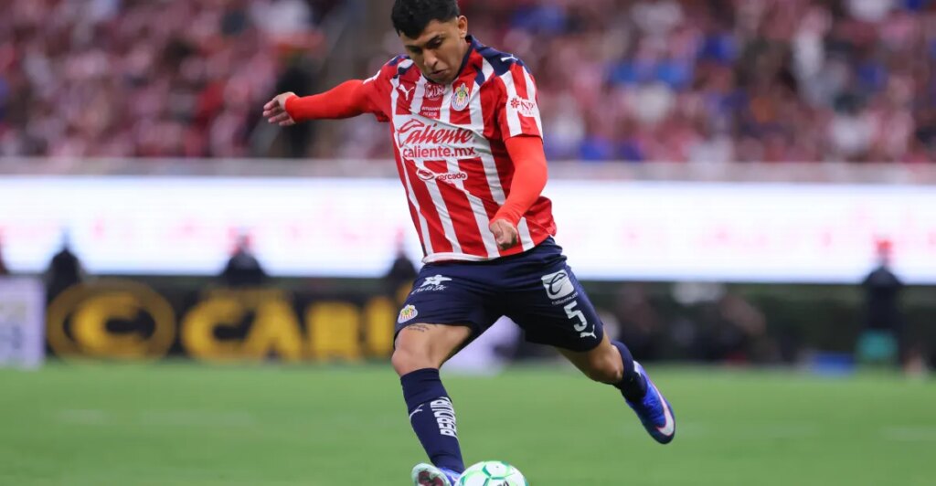 Las Chivas dominan a Puebla para mantenerse en el primer lugar.