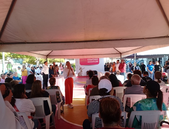 Palabra clave: Estrella Palacios brilla en el centro de empeños