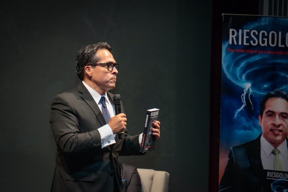 Presentan en Mazatlán un libro que desafía mitos sobre desastres: “son cuestiones sociales, no naturales”