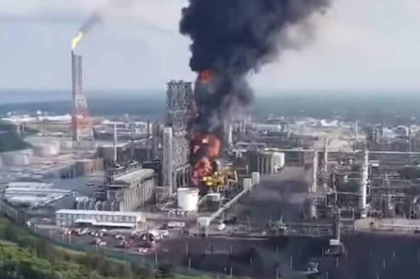 Un nuevo incendio se desata en la refinería Dos Bocas de Pemex en la costa del Golfo.