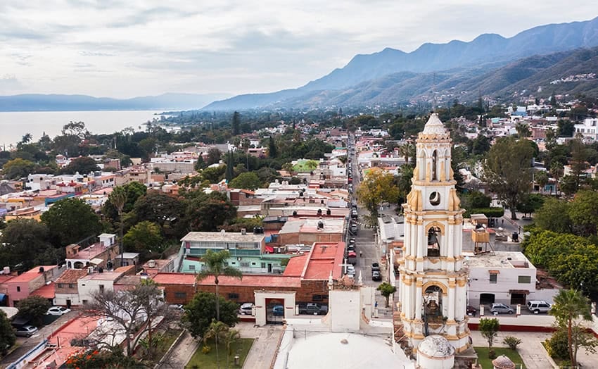 El funcionario de Chapala pide a los residentes extranjeros que sigan las normas y aprendan un poco de español.